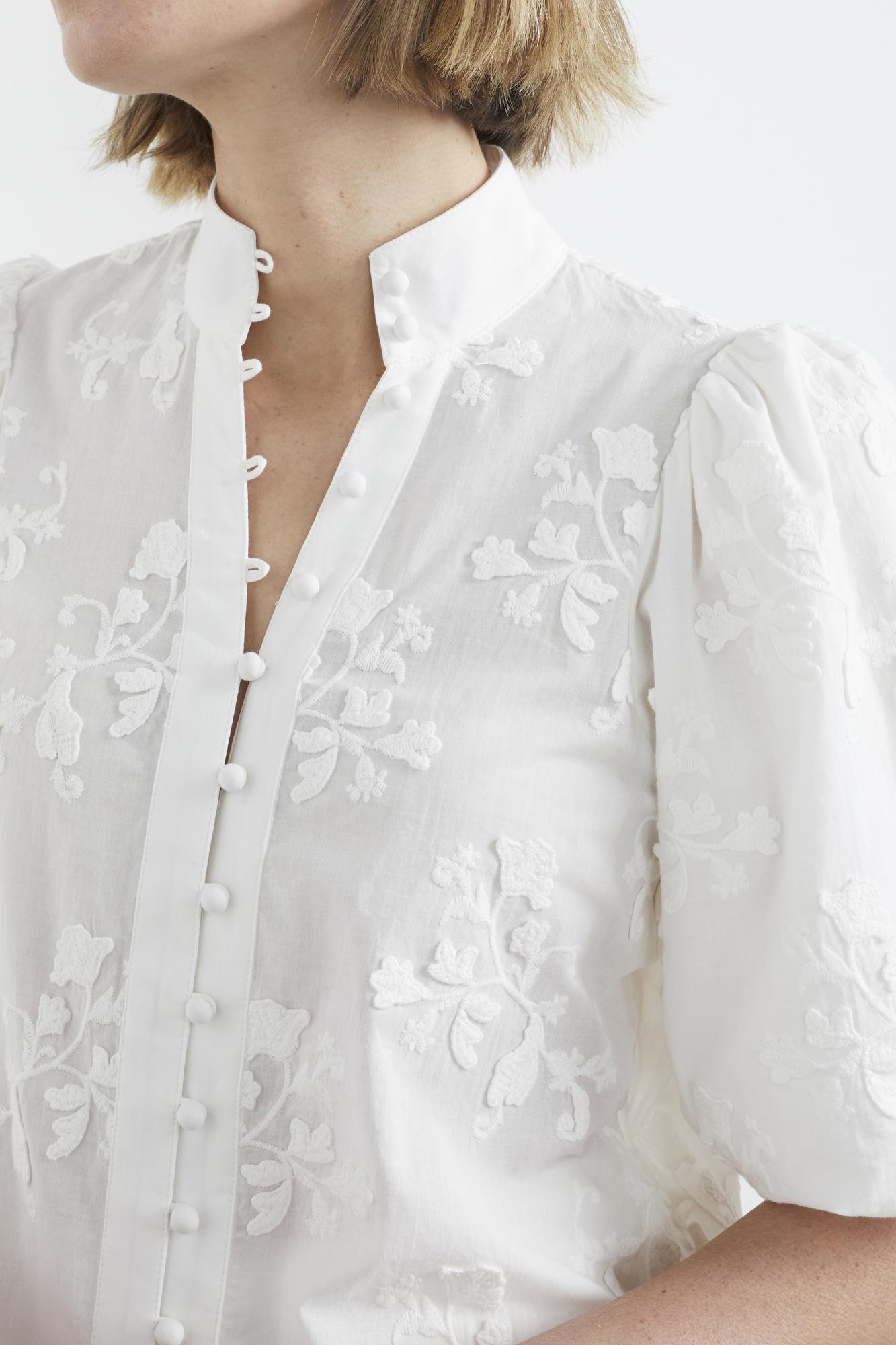 Broderie florală colorată aplicată pe bluză